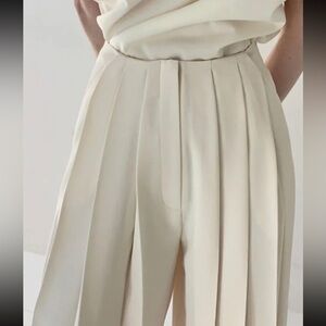 White pleated trousers small